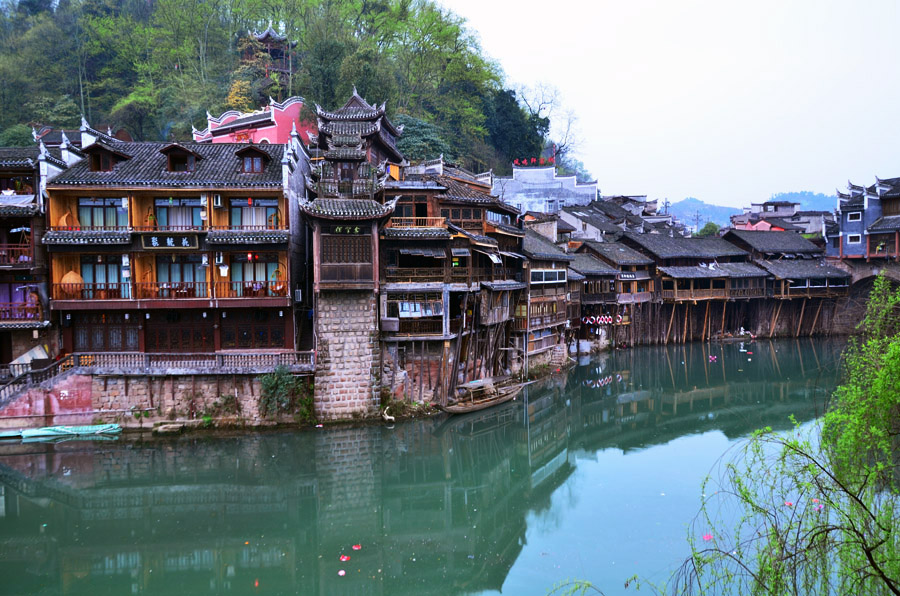 張家界國家森林公園、黃龍洞、鳳凰古城九景三晚四日游
